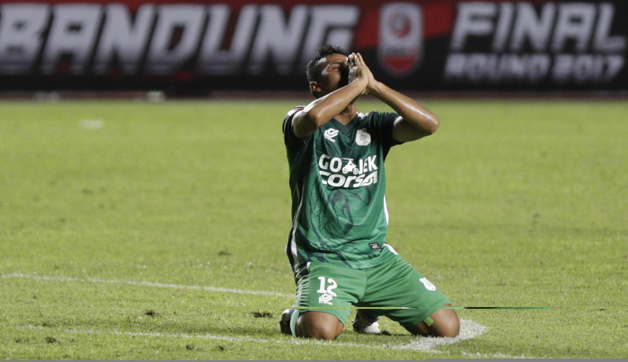 Bek PSMS, Wanda Syahputra, merayakan kemenangan atas PSIS pada laga semifinal Liga 2 2017 di Stadion GBLA, Bandung, Sabtu (25/11/2017). PSMS menang 2-0 atas PSIS. (Bola.com/Vitalis Yogi Trisna)