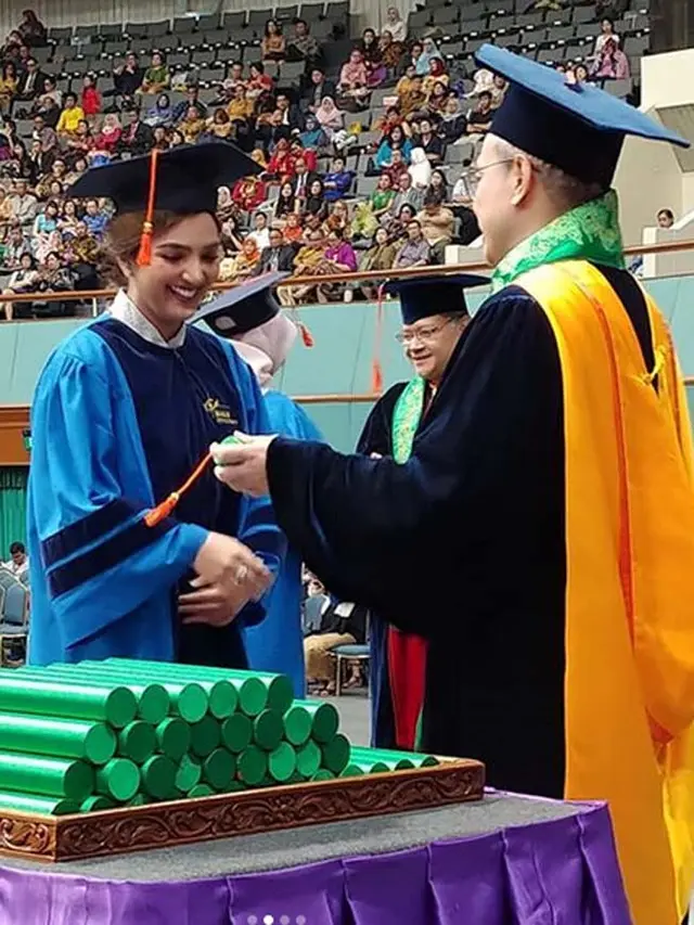 [Bintang] Wisuda S2 Ashanty