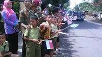 Pada hari kedua, peserta disambut anak-anak SD Badean yang meneriaki mereka dari pinggir jalan