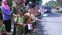 Anak-anak SD Badean Histeris Sambut Pembalap Tour de Banyuwangi