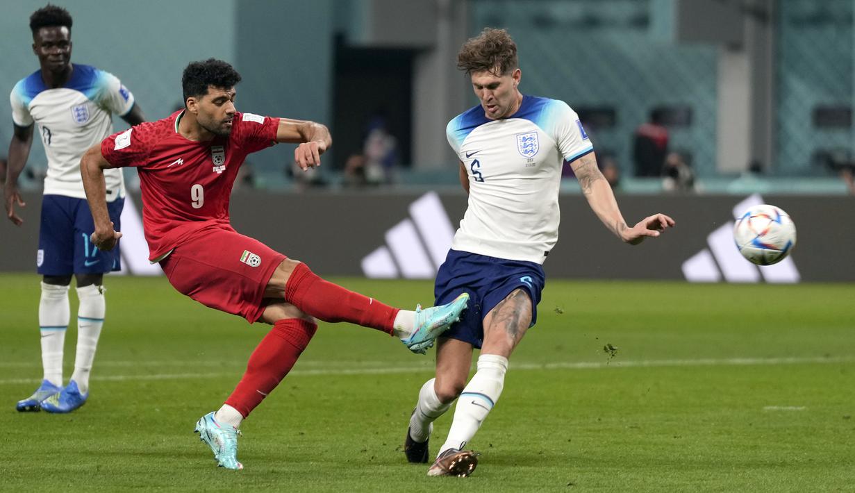 Hanya berselang tiga menit, Timnas Iran berhasil memangkas ketertinggalan menjadi 1-4 lewat gol Mehdi Taremi. Striker FC Porto tersebut berhasil menaklukkan Jordan Pickford melalui sepakan keras kaki kanannya. (AP/Frank Augstein)