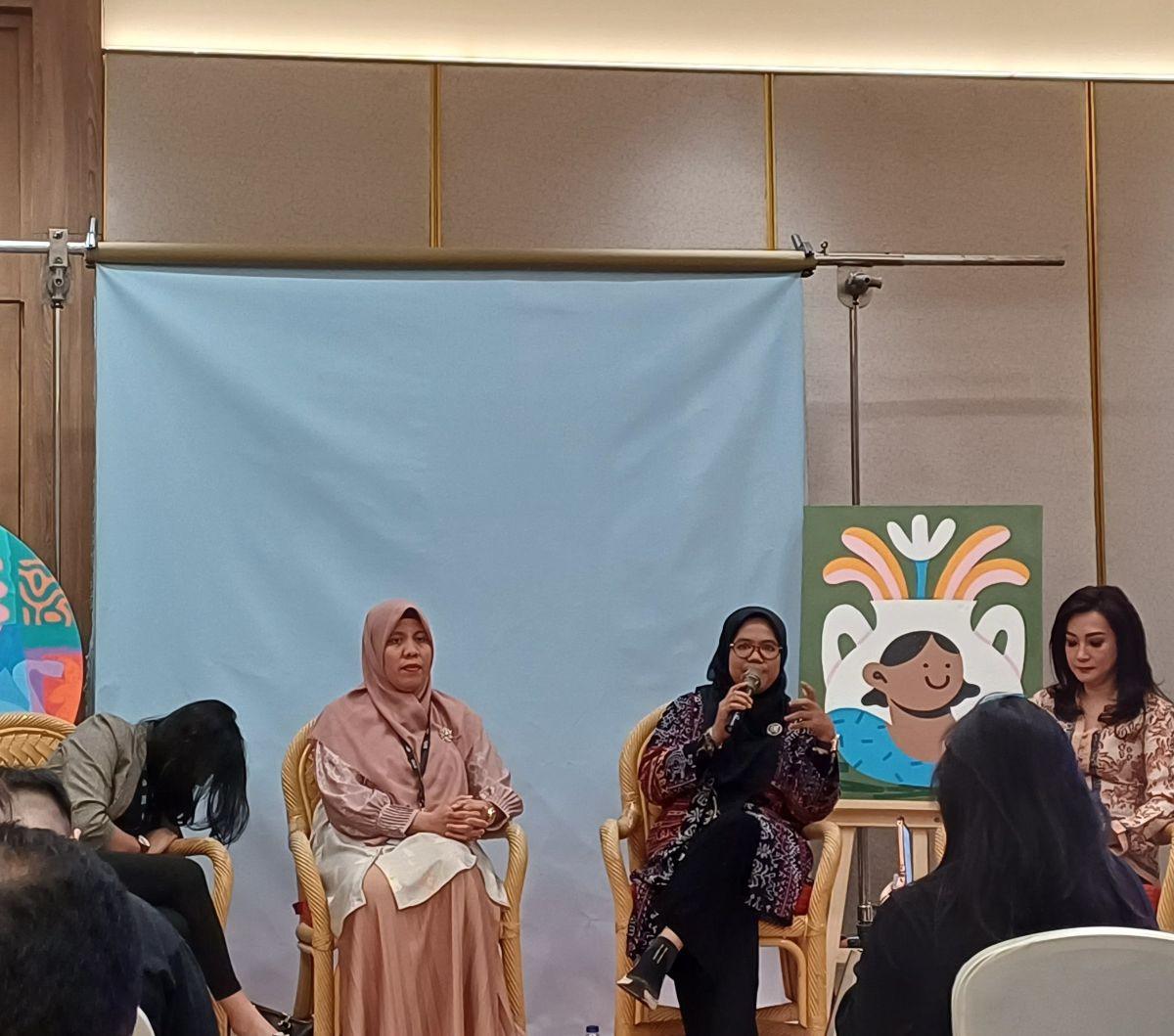 "Dari produk-produk yang sudah terkurasi, biasanya kita difasilitasi untuk produk kita dipasarkan di luar, melalui update-nya, kemudian KBRI-nya, di seluruh jaringan KBRI seluruh dunia," ujar Erna.&nbsp;<br>