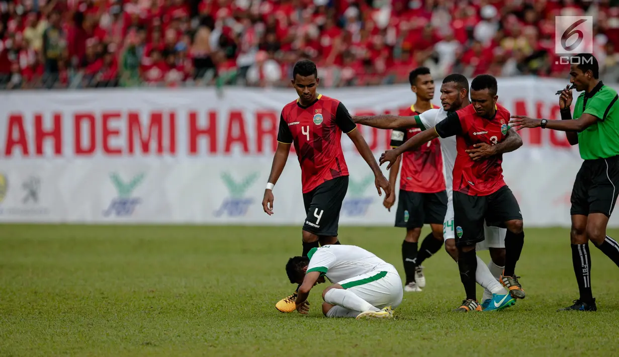 Wasit Nagor Amir Amir Bin Noor Mohamed melihat Evan Dimas terjatuh oleh dorongan pemain Timor pada laga penyisihan grup B SEA Games 2017 di Stadion Majlis Perbandaran Selayang, Malaysia, Minggu (20/8). (Liputan6.com/Faizal Fanani)