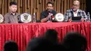 Ketua Interdisciplinary Combat Council (ICC), Suwardi (tengah) bersama Head of Sports Business Emtek Group sekaligus CEO Nex, Hendy Lim (kiri) memberikan keterangan terkait acara Nex Road To Champions di di SCTV Tower, Selasa (7/4/2026).