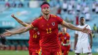Gelandang Wales, Kieffer Moore melakukan selebrasi usai mencetak gol penyeimbang 1-1 ke gawang Swiss dalam laga grup A Euro 2020 di Baku Olympic Stadium, Azerbaijan, Sabtu (12/6/2021) malam WIB. (Foto: AP/Darko Vojinovic/Pool)