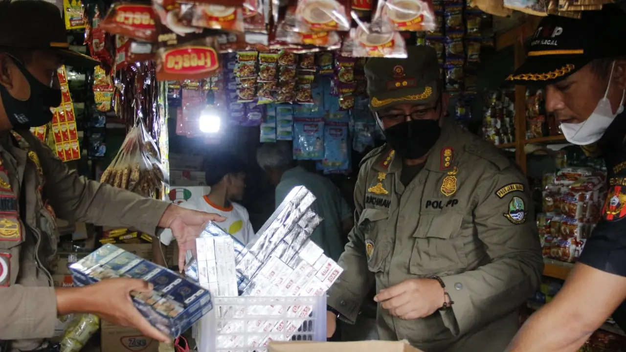 Beberapa petugas gabungan Satpol PP Garut, Satpol PP Provinsi Jabar dan Bea Cukai tengah mengamankan puluhan ribu batang rokol ilegal tanpa pita cukai rokok di Cikajang, Garut.