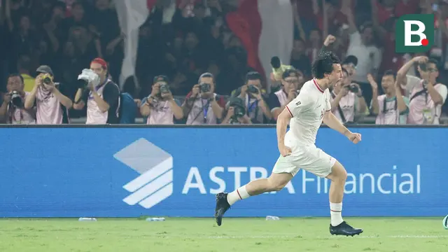 Foto: Gaya Unik Thom Haye dan Sepatu Polos Hitam
