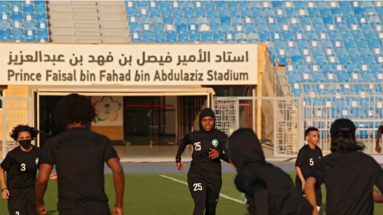 Para pemain Tim Sepak Bola Nasional Wanita Saudi pertama, tengah dilatih oleh veteran Jerman Monika Staab, di Stadion Pangeran Faisal bin Fahad bin Abdulaziz di Riyadh, 2 November 2021. (Fayez Nureldine/AFP)