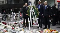 Menlu AS itu turut serta meletakkan bunga di depan Supermarket Hypercacher dan kantor majalah Charlie Hebdo.