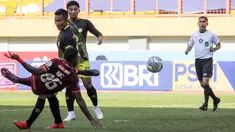Bermain di Stadion Wibawa Mukti, Bekasi, kedua tim langsung bermain menekan sejak babak pertama dimulai. Borneo FC memiliki peluang pada menit ke-13, sayang tendangan dari Boaz Salossa masih jauh melambung di atas mistar gawang. (Bola.com/Bagaskara Lazuardi)