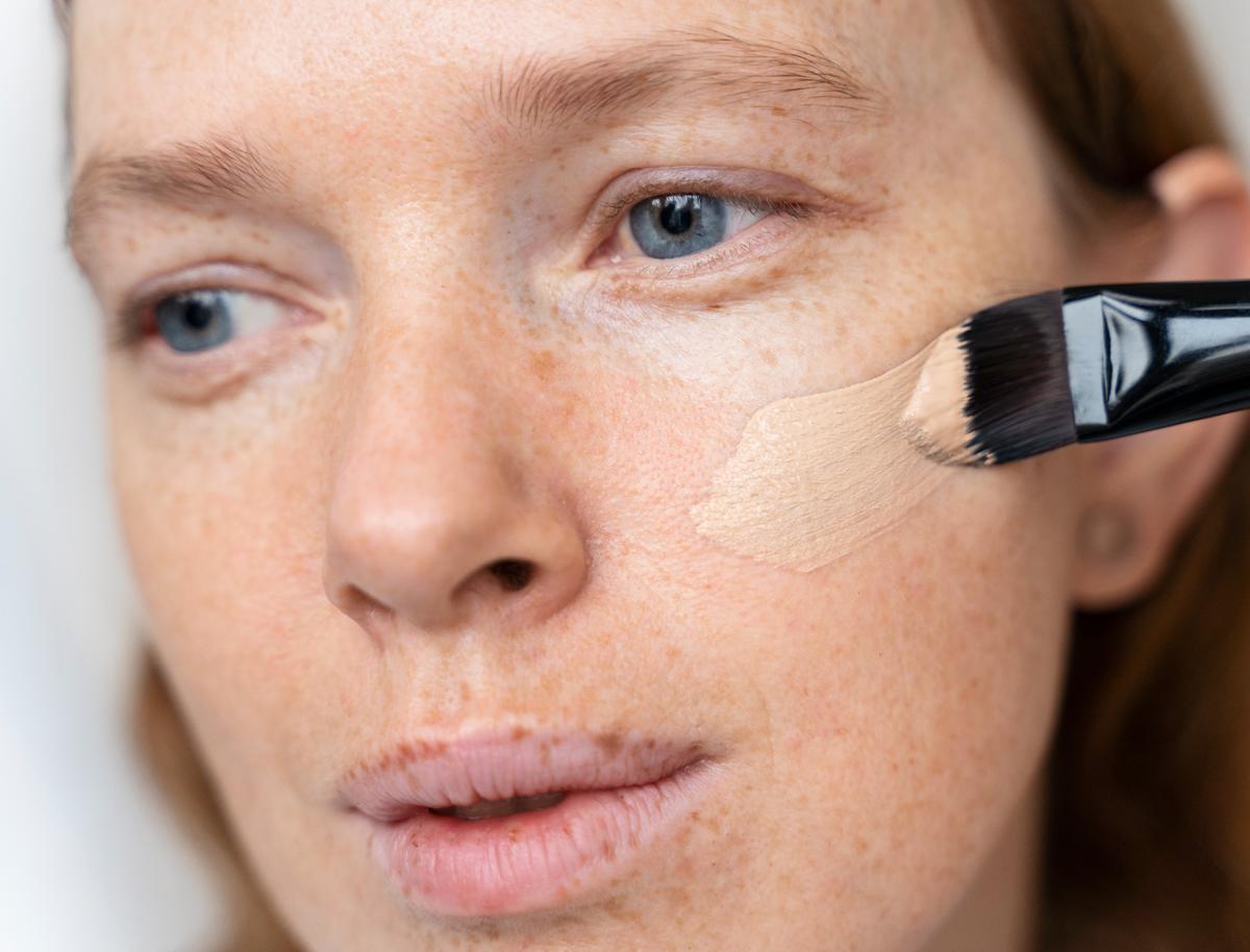 Concealer vs Corrector: Mana yang Lebih Ampuh Menutupi Bekas Jerawat dan Bintik Hitam?