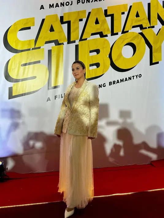 Aktris senior Marcella Zalianty juga menjadi salah satu pemain di film Catatan Si Boy. Di acara Gala Premiere, ia memilih mengenakan dress kuning berkilauan, ditumpuk dengan blazer kuning dengan embossed flora yang cantik. [Foto: Instagram/carmelavdkruk]