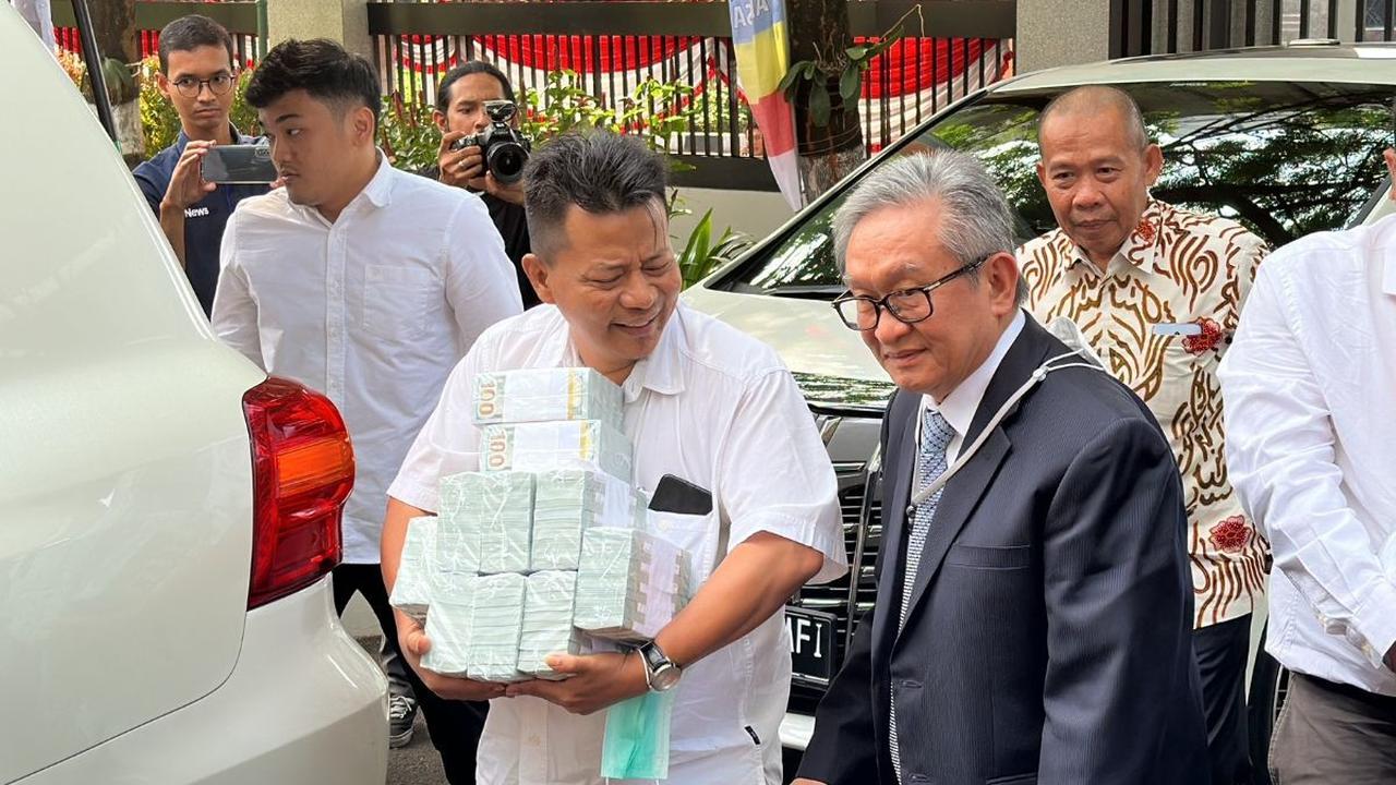 Kuasa Hukum terdakwa korupsi BTS 4G BAKTI Kominfo Irwan Hermawan, Maqdir Ismail mengaku dikirimi uang senilai Rp27 miliar dalam bentuk dollar Amerika.