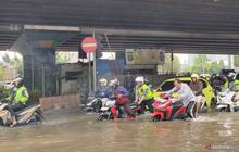 Ratusan Kendaraan Mogok Usai Terobos Banjir di Puri Kembangan, Ada yang Terjebak di Kolong Tol