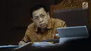 Terdakwa dugaan korupsi proyek e-KTP, Setya Novanto menyimak keterangan saksi Charles Sutanto Ekapradja pada sidang lanjutan di Pengadilan Tipikor, Jakarta, Senin (22/1). Sidang menghadirkan sejumlah saksi. (Liputan6.com/Helmi Fithriansyah)