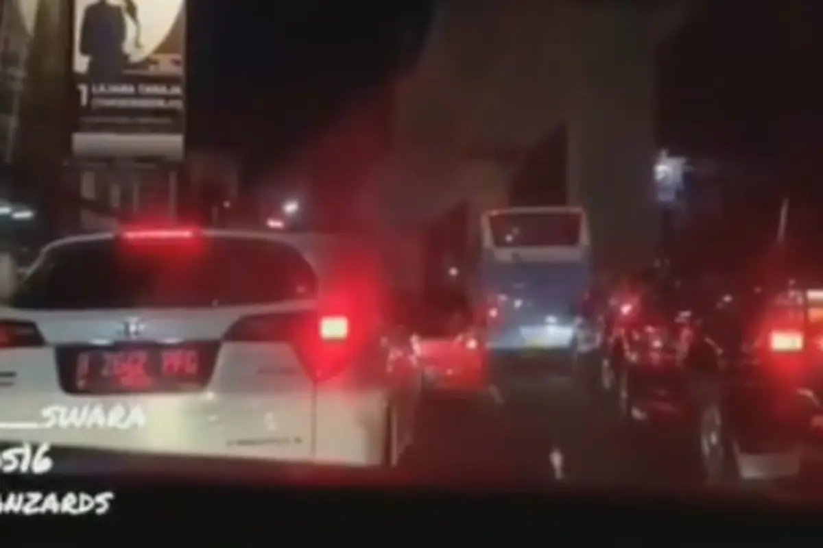 Seorang pengendara mobil terlihat membuang sampah sembarang