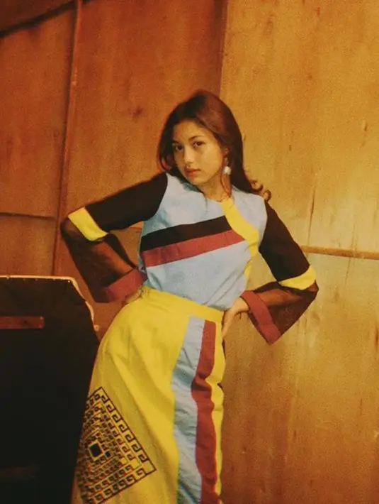 Saskia Chadwick cukup sering mengunggah OOTD-nya dengan berbagai busana. Gadis 15 tahun itu pun nampaknya tak ragu tampil beda. Ia selalu berani melakukan mix and match busana unik terhadap koleksi baju-bajunya. (Liputan6.com/IG/@saskiachadwick_)