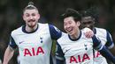 Pemain Tottenham Hotspur, Son Heung-min (kanan) melakukan selebrasi setelah mencetak gol ke gawang Manchester United melalui sepak pojok langsung pada laga perempat final Carabao Cup 2024/2025 di Tottenham Hotspur Stadium, London, Jumat (20/12/2024). (AP Photo/Dave Shopland)