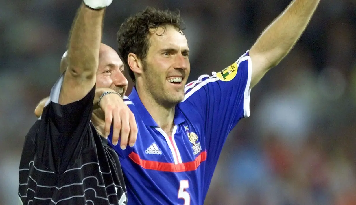 Sebenarnya kecupan Laurent Blanc ke kepala plontos Fabian Barthez sudah dilakukan sejak gelaran Piala Dunia 1998 di Prancis. (AFP/Patrick Hertzog)
