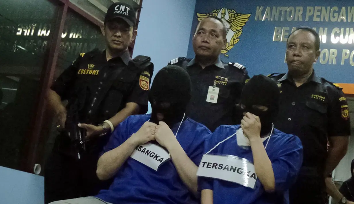 Aparat Bea Cukai dan BNN berhasil menangkap dua tersangka penyelundupan ratusan butir ekstasi di Kantor Pos Pusat, Jakarta, (12/8/2014). (Liputan6.com/Faizal Fanani)