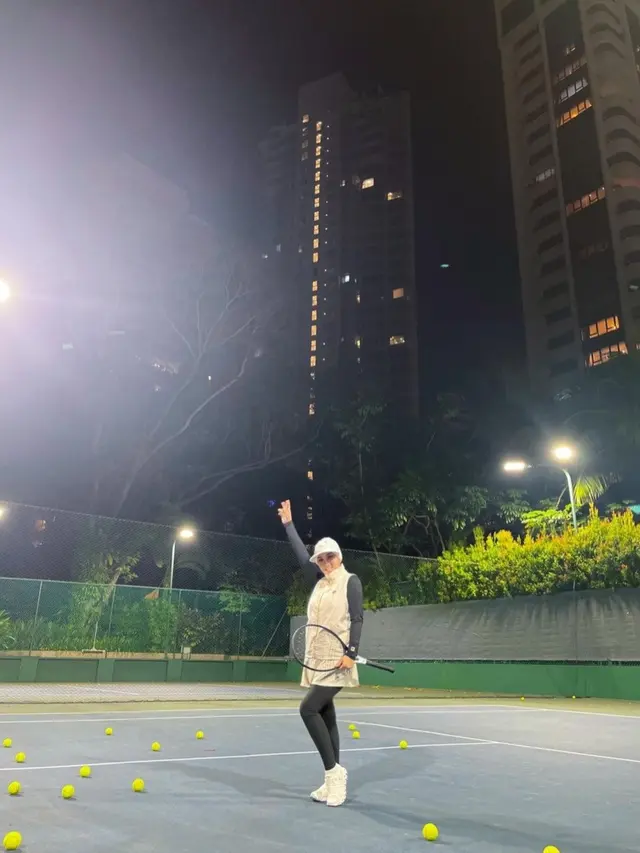Potret Syahrini saat main tenis, penampilan tetap stylish