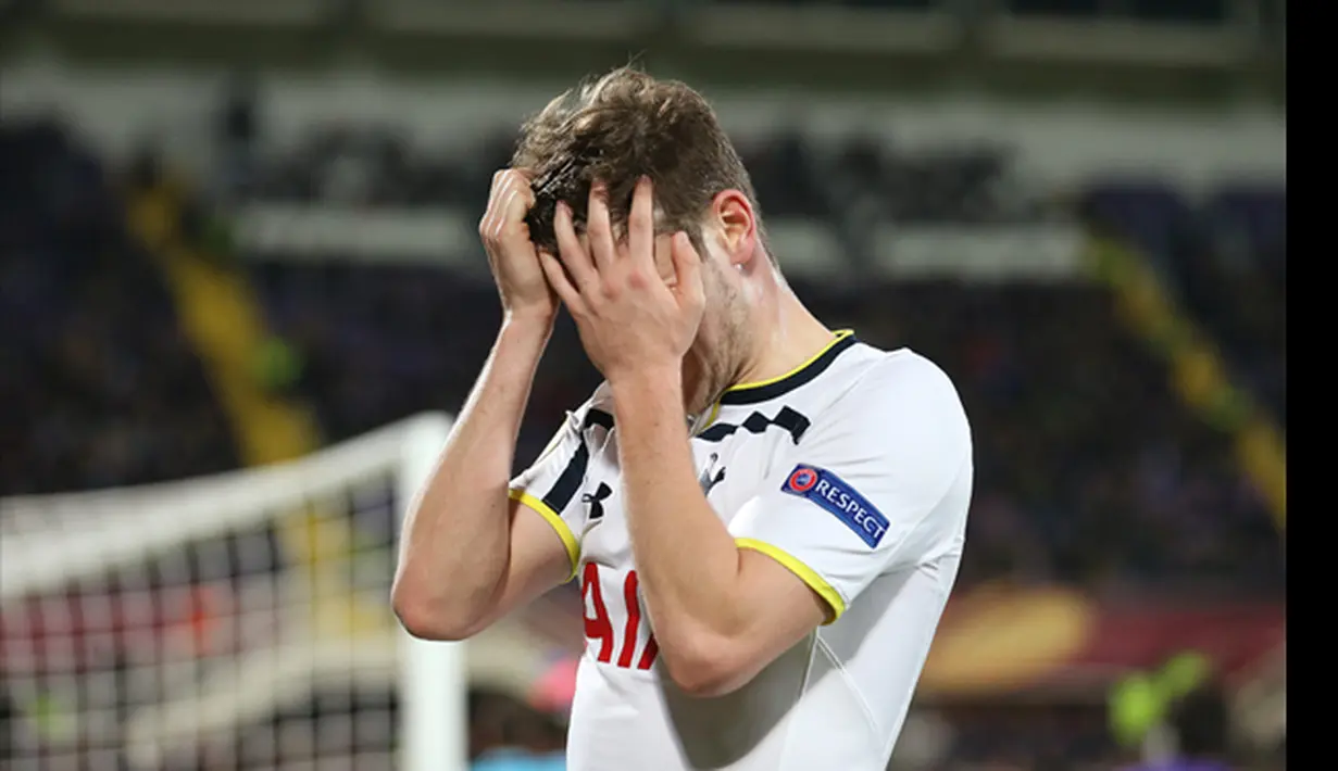 Pemain Tottenham Hotspur, Ben Davies terlihat sedih usai tim nya dikalahkan Fiorentina di laga Liga Europa leg kedua di Stadion Artemio Franchi, Italia (26/2/2015). Fiorentina menang 2-0 atas Tottenham Hotspur. (Reuters/Carl Recine)