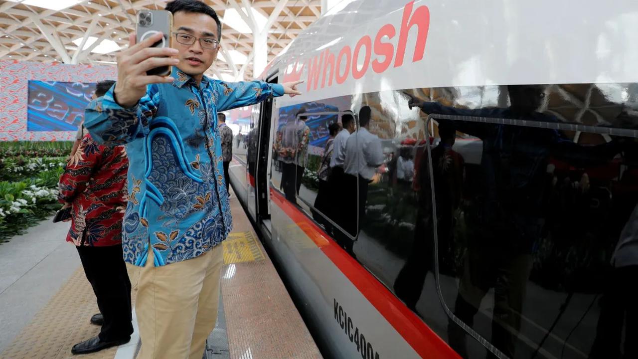 Oleh sebab itu, Dwiyana menyampaikan pihaknya menambah jumlah perjalanan menjadi 28 perjalanan kereta cepat Whoosh.&nbsp;<br>
