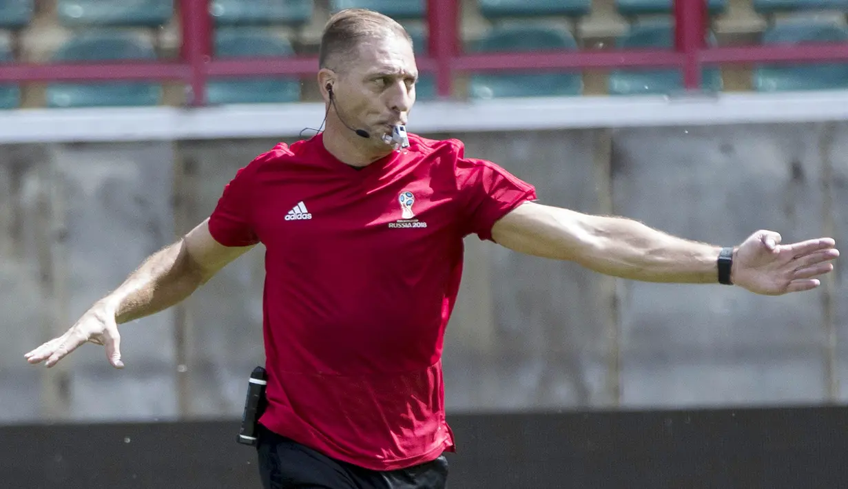 Wasit asal Argentina, Nestor Pitana, melakukan latihan jelang laga Piala Dunia di Moscow, Rusia, Selasa (12/6/2018). Sebanyak 26 wasit akan bertugas sepanjang pagelaran Piala Dunia 2018. (AP/Pavel Golovkin)