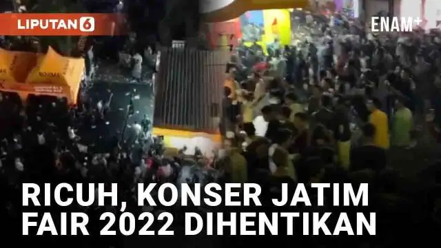 Kericuhan terjadi di Konser Jatim Fair 2022 di Grand City, Surabaya (8/10/2022). Polisi terekam berhadapan dengan massa di luar area konser. Insiden terjadi saat Tipe-X tampil dengan lagu 'Sakit Hati'.