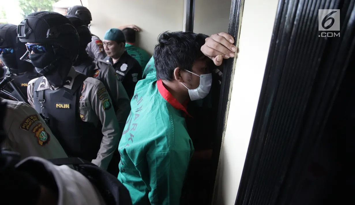 Sejumlah tersangka ditampilkan dalam rilis pengungkapan 1,3 ton ganja di Polres Jakarta Barat, Kamis (4/1). Polres Metro Jakarta Barat berhasil menggagalkan penyelundupan 1,3 ton ganja dari Provinsi Aceh ke Jakarta. (Liputan6.com/Arya Manggala)