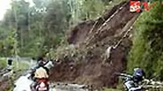 Jalan penghubung antarkecamataan di Ponorogo, Jawa Timur, tertimbun longsor. Longsor juga memutuskan saluran air di sebuah desa. 