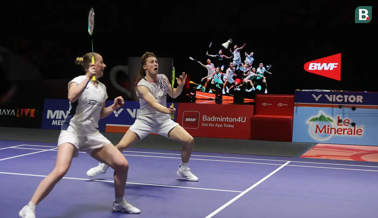 Ganda campuran Prancis, Thom Gicquel/Delphine Delrue, saat melawan wakil Thailand, Dechapol Puavaranukroh/Supissara Paewsampran pada laga final Indonesia Open 2025 di Istora Gelora Bung Karno, Senayan, Jakarta, Minggu (8/6/2025). (Bola.com/M Iqbal Ichsan)