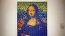 Seni jalanan berjudul Rubik Mona Lisa dipajang di rumah lelang Artcurial, Paris, Prancis, Senin (3/2/2020). Rubik Mona Lisa ditaksir akan terjual hingga 150.000 euro atau setara Rp 2.270.055.750. (FRANCOIS GUILLOT/AFP)