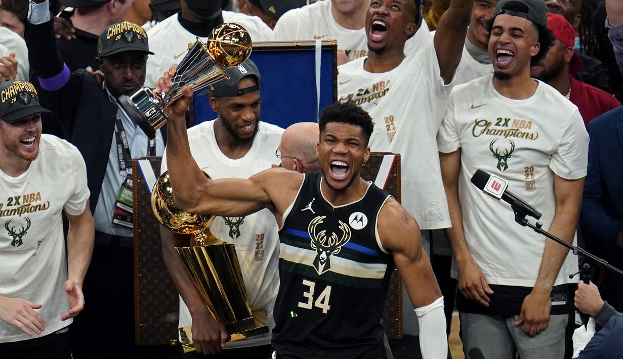 Berkat Giannis Antetokounmpo, Milwaukee Bucks dapat akhiri 50 tahun puasa gelar NBA di musim 2020/2021 ini. Pemain yang bergabung dengan Bucks delapan tahun lalu ini, kini tengah menikmati puncak karirnya di NBA. (Foto: AP/Paul Sancya)