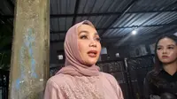 Dewi Gita saat takziah di rumah duka Donny Kesuma di Kawasan Galaxy, Bekasi Barat pada Selasa, 19 Maret 2024. (Dok via M Altaf Jauhar)