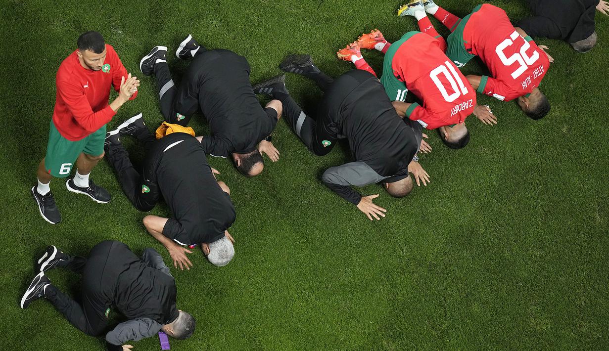 Sebagian pemain dan ofisial Timnas Maroko tampak melakukan sujud syukur setelah laga berakhir. Mereka tetap mensyukuri kegagalan mereka menembus peringkat ketiga. (AP Photo/Pavel Golovkin)