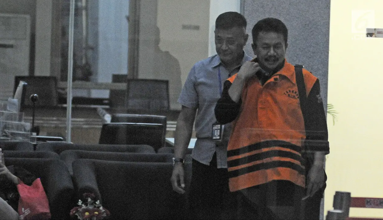 Bupati Jombang Nyono Suharli Wihandoko berjalan usai menjalani pemeriksaan di Gedung KPK, Jakarta, Rabu (7/2). KPK menduga uang suap untuk Nyono berasal dari kutipan jasa pelayanan kesehatan dari puskesmas di Jombang. (Liputan6.com/Herman Zakharia)