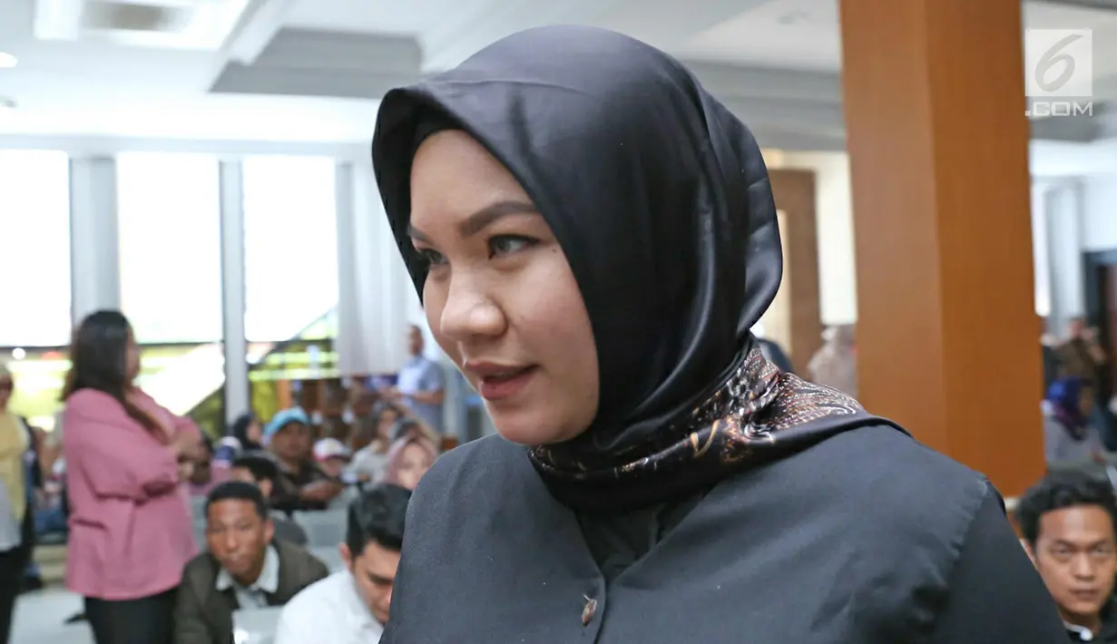 Georgia Aisyah usai menjalani sidang perdana perceraian dengan Aldi Taher di Pengadilan Agama Jakarta Pusat, Senin (20/11). Georgia melayangkan surat perceraian pada 20 Oktober 2017 di Pengadilan Agama Jakarta Pusat. (Liputan6.com/Herman Zakharia)