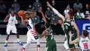 Pebasket Washington Wizards, Ish Smith, memberikan umpan saat melawan Milwaukee Bucks pada laga NBA, Selasa (11/8/2020). Bucks mengalahkan Wizards dengan skor 126-113. (AP Photo/Ashley Landis, Pool)