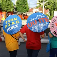 Sejumlah Masyarakat Indonesia Anti Hoax menunujukkan tulisan dalam kegiatan dekralarasi masyarakat anti hoax di kawasan CFD, Jakarta, Minggu (8/1). Mereka adalah masyarakat yang aktif sebagai pengguna dan pegiat sosial media. (Liputan6.com/Heman Zakharia)