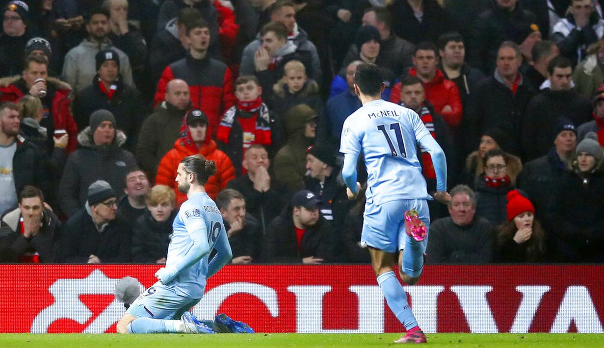 Pemain Burnley, Jay Rodriguez, melakukan selebrasi usai membobol gawang Manchester United pada laga Premier League di Stadion Old Trafford, Kamis (23/1/2020). Manchester United takluk 0-2 dari Burnley. (AP/Martin Rickett)