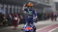 Pembalap Movistar Yamaha MotoGP, Maverick Vinales, melakukan selebrasi di atas motornya setelah berhasil finis pertama pada balapan MotoGP Qatar di Sirkuit Losail, Minggu (26/3). Vinales mengalahkan Andrea Dovizioso dan Valentino Rossi. (Karim JAAFAR/AFP)