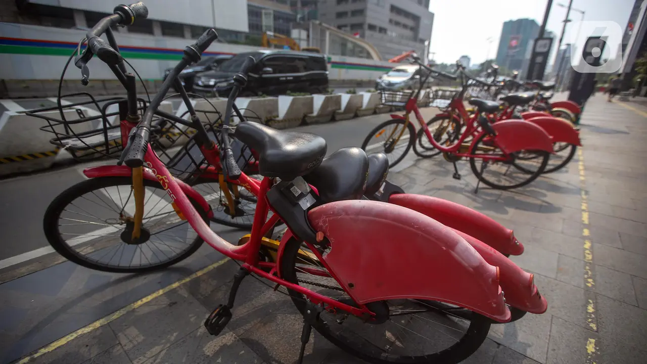 FOTO: Tak Terawat, Layanan Sepeda Sewa Bikin Pedestrian Budaran HI Tampak Kumuh