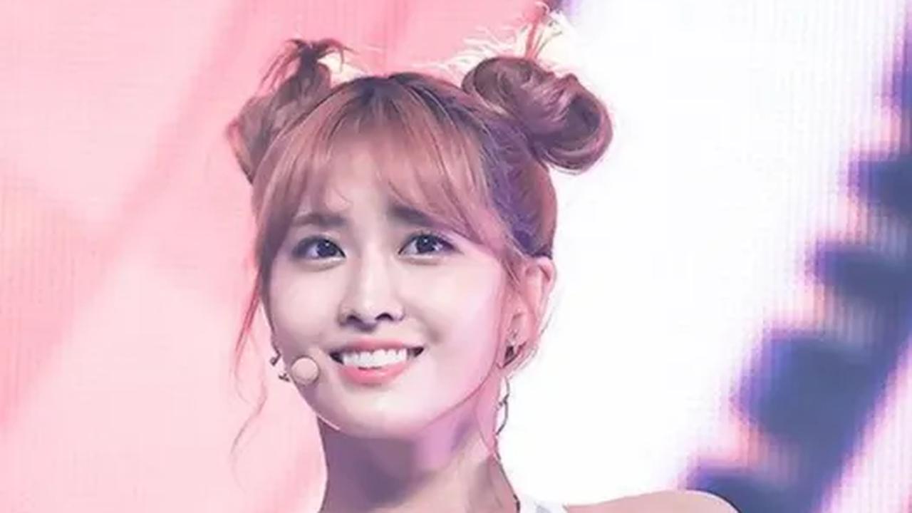 Tidak perlu khawatir, karena berikut ini adalah tujuh gaya rambut ala idol K-pop yang tidak hanya membuat rambut tetap terangkat, tetapi juga diperagakan oleh bintang K-pop favoritmu. Yuk, simak gaya-gaya rambut lucu berikut ini.