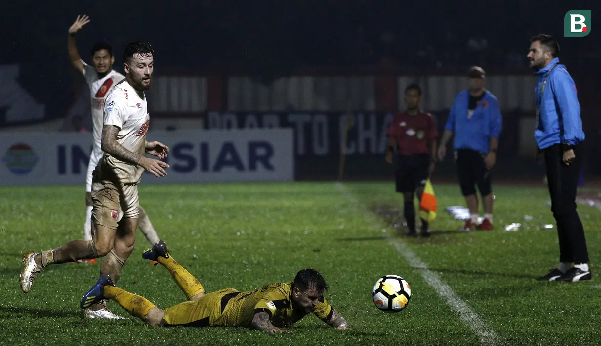 Gelandang PSM Makassar, Marc Klok, menjatuhkan gelandang Bhayangkara FC, Paulo Sergi, pada laga Liga 1 di Stadion PTIK, Jakarta, Senin (3/12). Kedua klub bermain imbang 0-0. (Bola.com/Yoppy Renato)