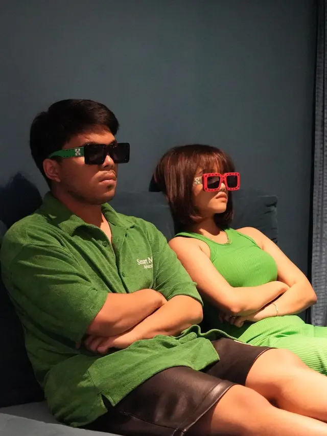 Fuji dan Thariq Halilintar kompak memakai baju berwarna hijau, dan mengenakan kacamata hitam dengan bentuk kotak. (Foto: Instagram/@fuji_an)