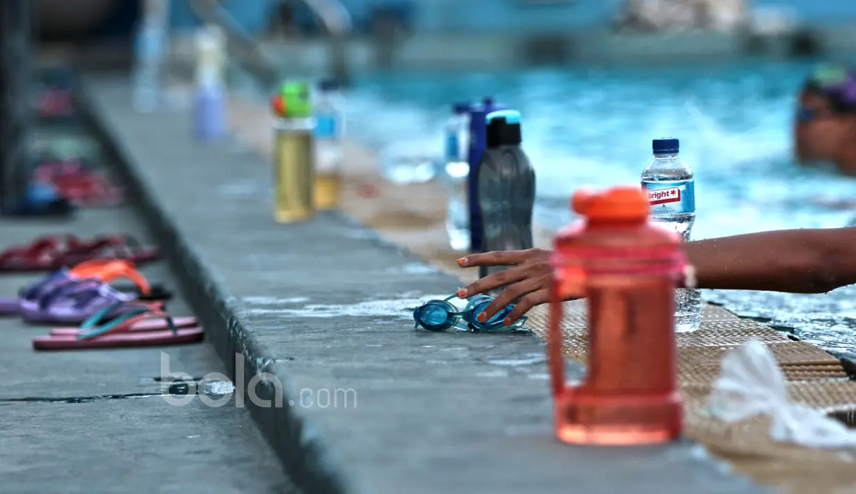 Perlengkapan dan peralatan atlet Polo Air Putri saat mengikuti seleksi Pelatnas Sea Games 2017 di Kolam Renang Simprug, Jakarta, Kamis (19/1/2017).  (Bola.com/Nicklas Hanoatubun)