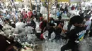 Pengunjung berdesakan pada salah satu kios di Pasar Ikan hias Parung, Bogor, Senin (27/7/2020). Pasar ikan hias yang buka pada setiap hari Senin, Kamis, dan Sabtu ini sama sekali tidak menerapkan  protokol kesatan guna mencegah penyebaran covid-19. (merdeka.com/Arie Basuki)