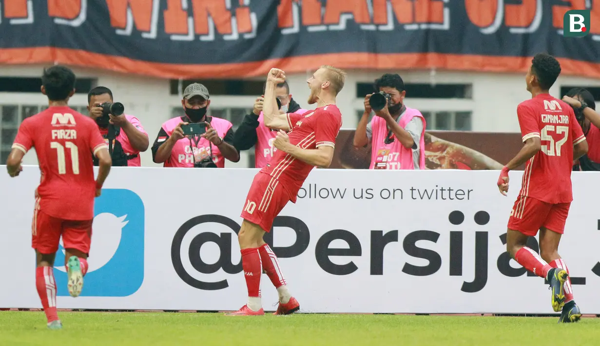 Pemain Persija Jakarta, Hanno Behrens (tengah) melakukan selebrasi usai mencetak gol ke gawang Rans Nusantara FC pada laga persahabatan antara Persija Jakarta menghadapi Rans Nusantara FC di Stadion Wibawa Mukti, Cikarang, Sabtu (16/7/2022). (Bola.com/M Iqbal Ichsan)