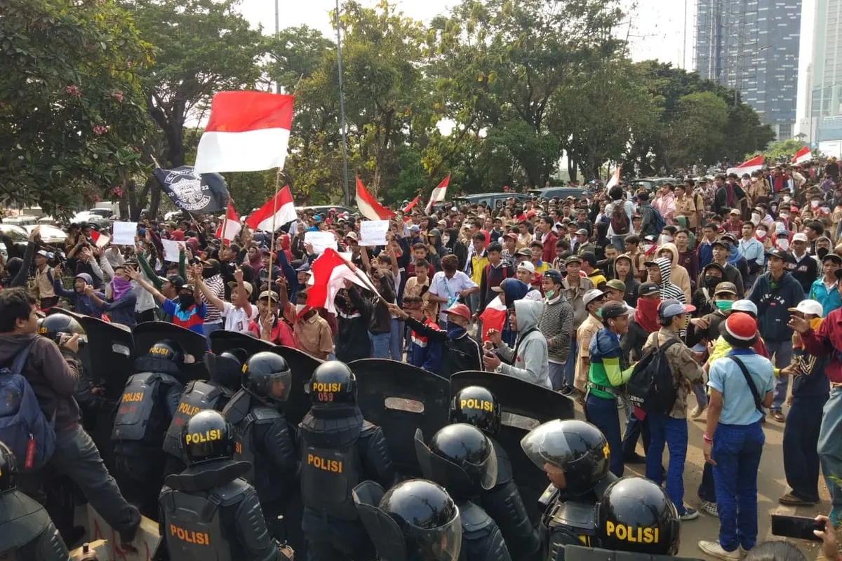 Demo massa berseragam putih abu-abu dan pramuka terjadi di kawasan Palmerah, Jakarta Pusat